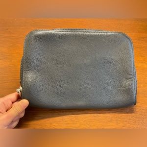 90%OFF Authentic Louise Vuitton Taiga Clutch. VI1026 Edge of zip inside had torn